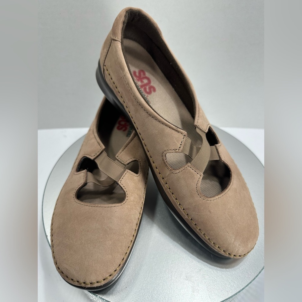 SAS Women's Tan Leather Flats size 10 pre owned Exellent condition
